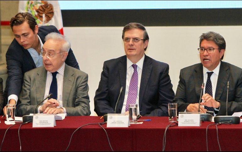 El Secretario de Relaciones Exteriores, Marcelo Ebrard, habla acompañado de los senadores Ricardo Monreal y Héctor Vasconcelos durante el segundo día de reunión plenaria de Morena. NTX/J. Lira