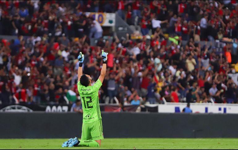 Camilo Vargas festeja el triunfo rojinegro mientras en las gradas los seguidores del Atlas estallan en júbilo. IMAGO7/C. Zepeda