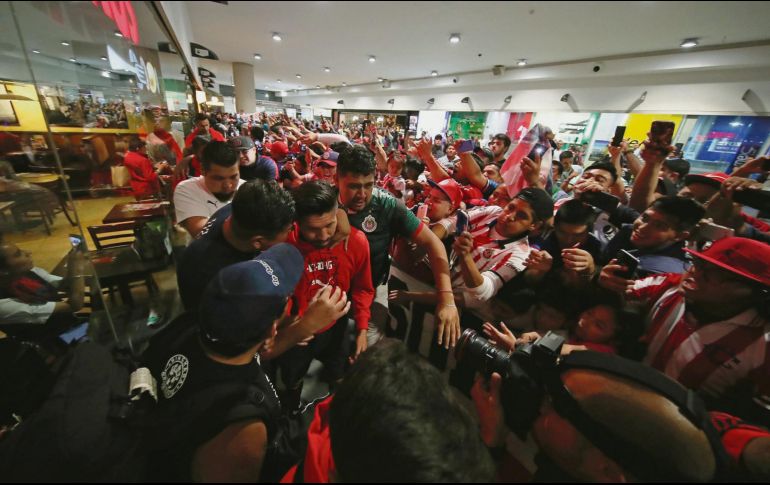 Como es una costumbre, cientos de aficionados recibieron a Chivas en el aeropuerto de la Ciudad de México.  TWITTER/@chivas