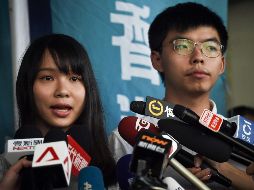 Agnes Chow y Joshua Wong fueron liberados tras el pago de una fianza. AFP/L. Suwanrumpha