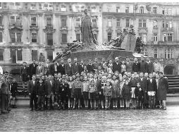 La foto de los sobrevivientes, tomada en 1945 en Praga. LAKE DISTRICT HOLOCAUST PROJECT