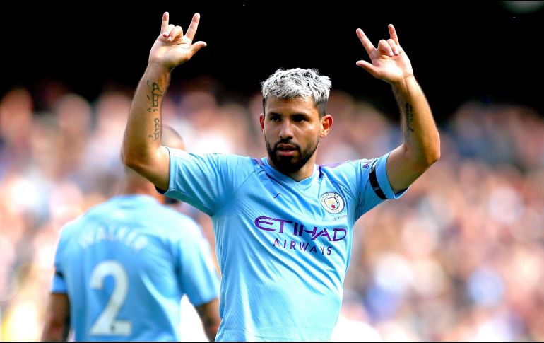 Sergio Agüero celebra una de sus anotaciones del partido. AP / N. Potts