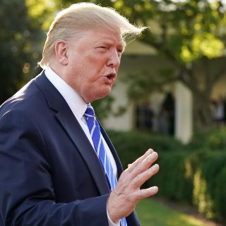 Trump desprecia críticas por mostrar una posible imagen clasificada de Irán