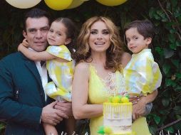 En una de las imágenes, se aprecia a Elizabeth y a Jorge Salinas cargando cada uno a sus hijos, León y Máxima de tres años de edad. INSTAGRAM/cuquitaoficial