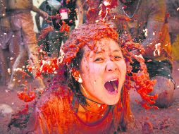 Diversión. La Tomatina, una tradición que dejó de convocar únicamente al pueblo y se ha vuelto un fenómeno turístico. AFP