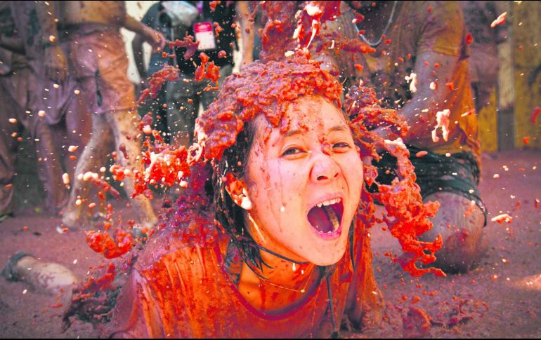 Diversión. La Tomatina, una tradición que dejó de convocar únicamente al pueblo y se ha vuelto un fenómeno turístico. AFP