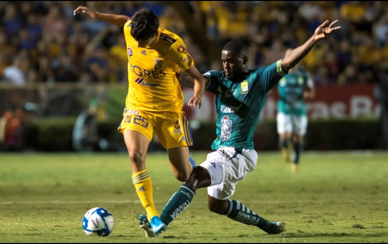 Jürgen Damm (i) de Tigres disputa el balón con Joel Campbell de León este sábado. EFE/M. Sierra