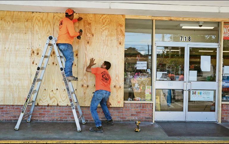 Habitantes se protegen previo al huracán. AFP