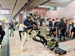 La Policía de Hong Kong arremetió contra los manifestantes. AP