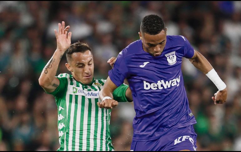 Andrés (izquierda), en labor defensiva. EFE