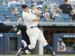 DJ LeMahieu conecta la bola para sumar su cuadrangular número 24 de la temporada. AFP