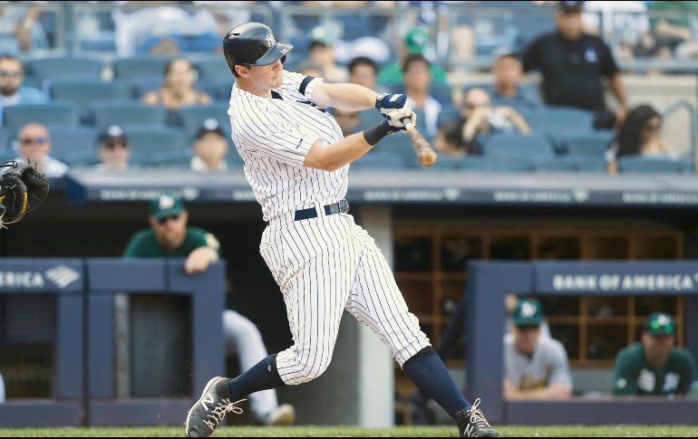 DJ LeMahieu conecta la bola para sumar su cuadrangular número 24 de la temporada. AFP
