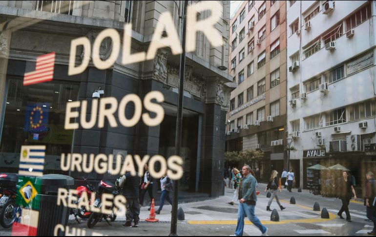 Los argentinos temen una medida con semejanzas al “corralito”, aplicado en 2001 durante la crisis económica del país. AFP