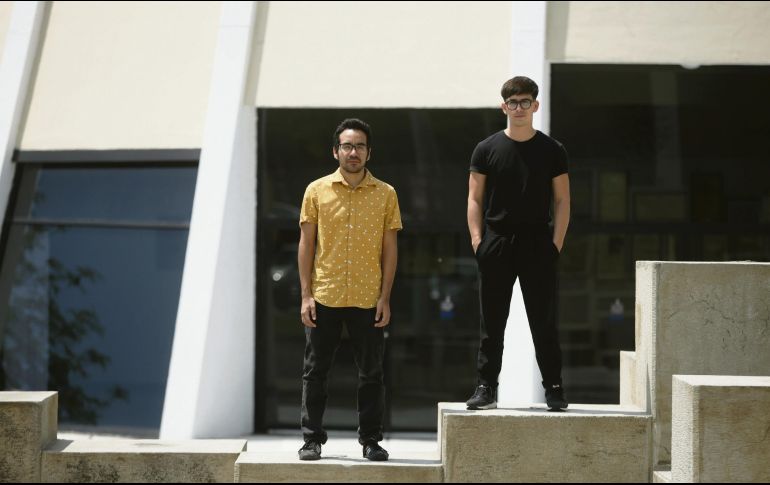 Kenji Kishi (de amarillo) y Aristeo Mora (de negro), creadores de la puesta en escena “Covers”. EL INFORMADOR / F. Atilano