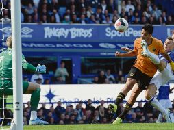Raúl cabecea la pelota a gol al momento que recibe una patada en la cara. AFP