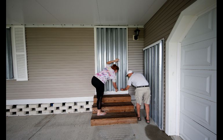 Personas se preparan para desalojar en Vero Beach. AP/G. Herbert