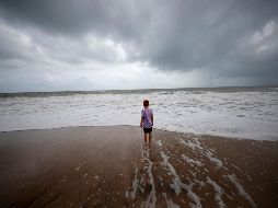 Según el último boletín, ''Dorian'' ha reducido ligeramente la intensidad de sus vientos en las últimas dos horas y bajó a categoría 4. AP / G. Herbert