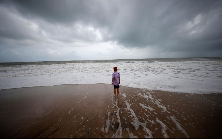 Según el último boletín, ''Dorian'' ha reducido ligeramente la intensidad de sus vientos en las últimas dos horas y bajó a categoría 4. AP / G. Herbert
