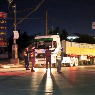 Una fuerte explosión sacude un complejo de edificios en Afganistán