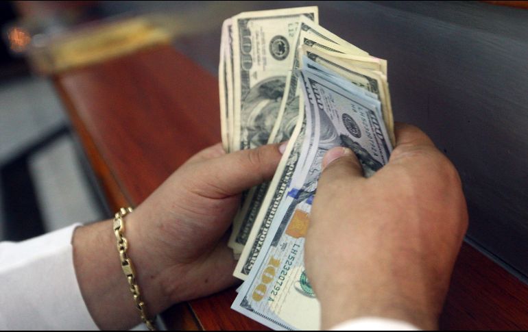 La moneda se compró en un mínimo 19.43 pesos en bancos capitalinos. EL INFORMADOR/ARCHIVO