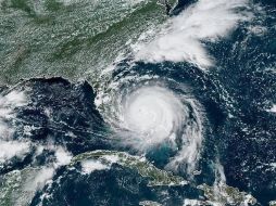 El huracán Dorian se movía este lunes muy lento hacia el este de la península de Florida. EFE/NOAA