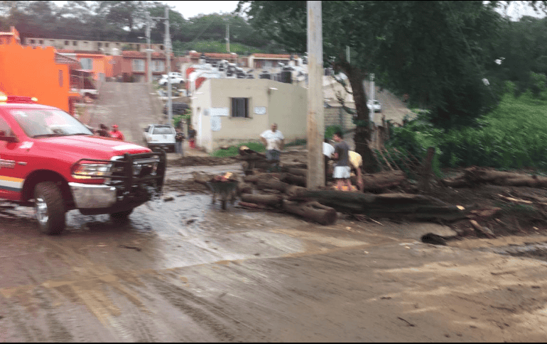 La crecida dejó depósitos de arena y material forestal sobre los laterales en uno de los cruces del pueblo. ESPECIAL