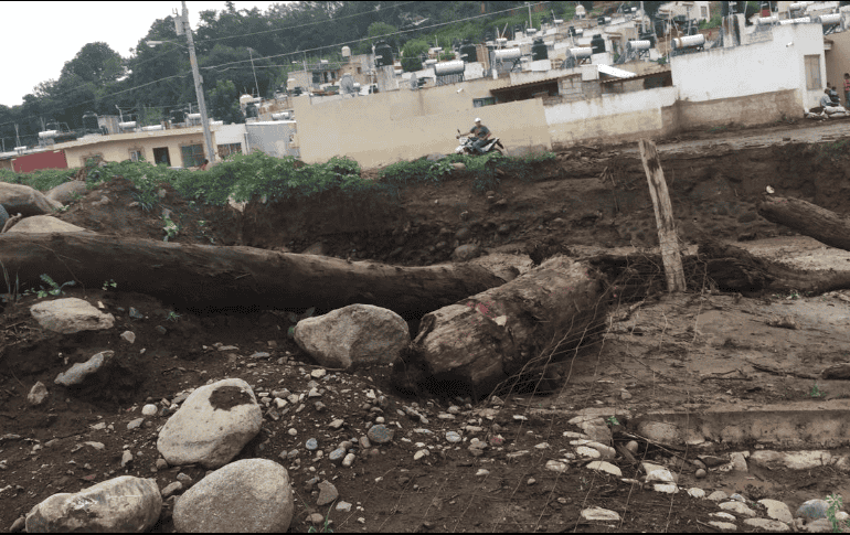 La crecida dejó depósitos de arena y material forestal sobre los laterales en uno de los cruces del pueblo. ESPECIAL