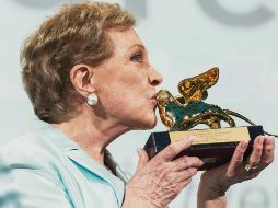 La actriz, feliz en Venecia, al recibir el León del Oro honorífico. AP