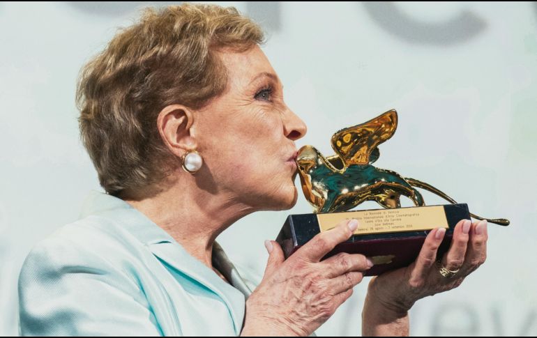 La actriz, feliz en Venecia, al recibir el León del Oro honorífico. AP