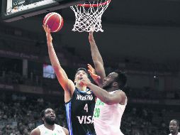 Luis Scola  (#4) aportó 23 puntos para la victoria de Argentina. AP