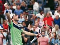 Diego Schwartzman celebra ante el público que se dio cita ayer en el Estadio Arthur Ashe. AFP