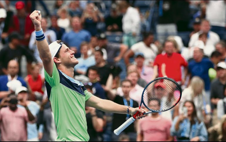 Diego Schwartzman celebra ante el público que se dio cita ayer en el Estadio Arthur Ashe. AFP