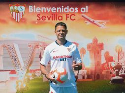 El delantero tapatío vistió los colores del Sevilla durante su presentación oficial. AFP
