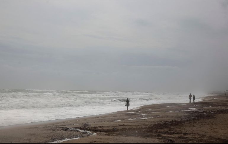 La tormenta se ha quedado estática sobre Bahamas. AFP