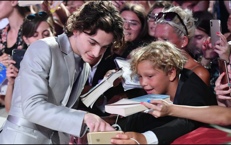 El autógrafo de Timothée es uno de los más buscados en la alfombra roja de la Mostra. AFP / A. Pizzoli