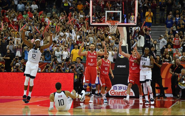 Jayson Tatum (#10) convirtió dos tiros libres in extremis, y evitó la primera derrota de su equipo en un Mundial desde 2006. AFP / H. Retamal