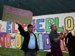 Manifestantes agradecieron la labor de la Cicig afura de sus instalaciones en Ciudad de Guatemala, el pasado 31 de agosto. AFP/ARCHIVO