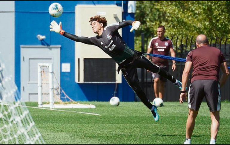 Guillermo Ochoa afina detalles de cara al duelo de México ante Estados Unidos. TWITTER / @MISELECCIONMX