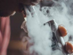 Otros ingredientes en el líquido de los e-cigarrillos incluyen partículas ultrafinas que pueden llegar a los pulmones, compuestos para dar sabor como el diacetilo, un químico vinculado con graves enfermedades pulmonares, y metales pesados como níquel, estaño y plomo. TWITTER/ @COFEPRIS