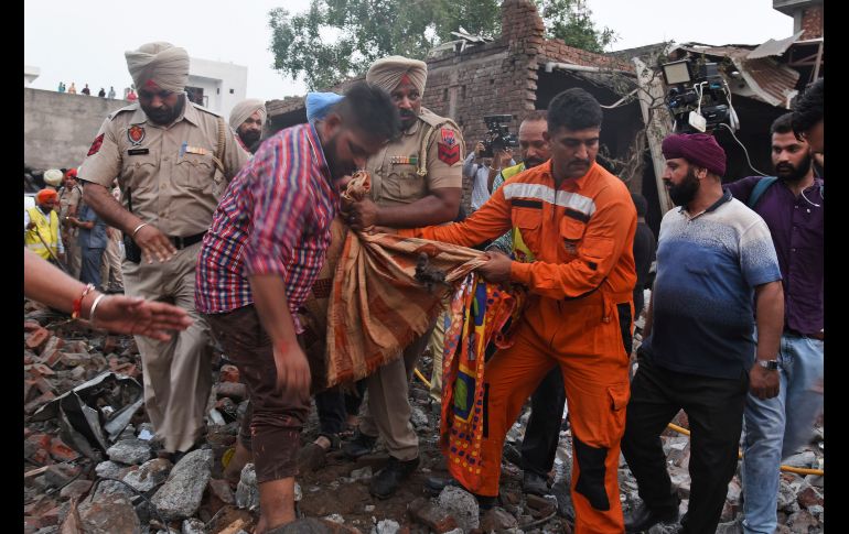 La cadena de televisión delhi NDTV mostró imágenes del lugar del accidente, donde se puede ver cómo asciende una espesa cortina de humo blanco junto a un río. AP/ P. Gill