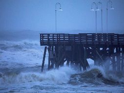 Olas golpean en un embarcadero en Daytona Beach, Florida. El huracán se encontraba esta mañana a unos 155 kmal este-noreste de esta población. EFE/EPA/J. Lo Scalzo