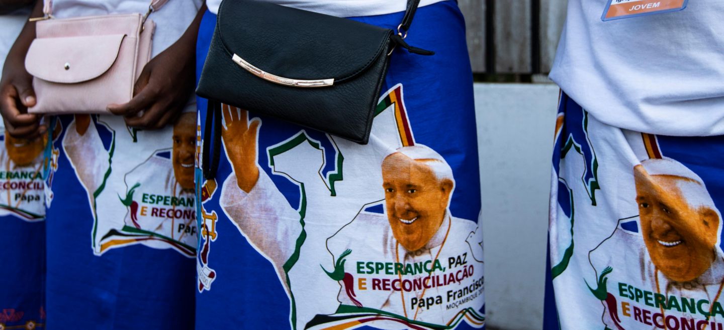 Francisco llega a un país que ha vivido diecisiete años de una guerra civil que causó un millón de muertos y cuatro millones de refugiados. AP/B. Curtis