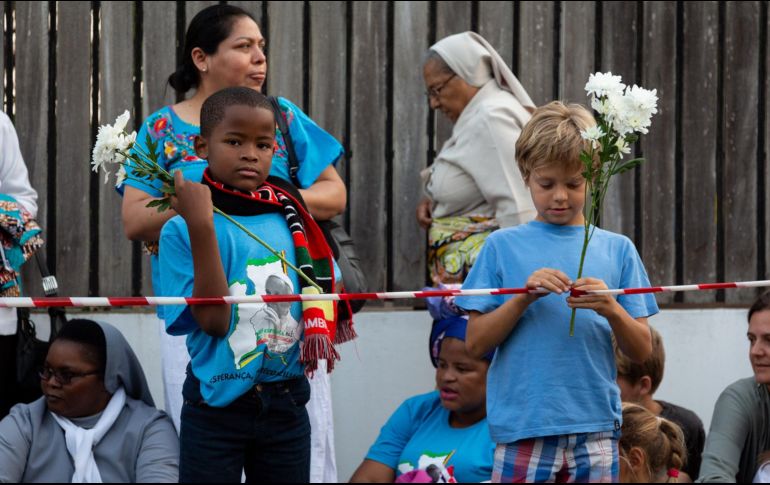 Francisco llega a un país que ha vivido diecisiete años de una guerra civil que causó un millón de muertos y cuatro millones de refugiados. EFE/Y. Panchia