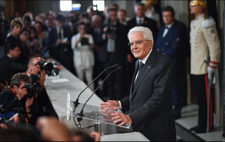 El presidente de Italia, Sergio Mattarella, habla con la prensa tras su encuentro con Giuseppe Conte este miércoles en Roma. EFE/A. Di Meo