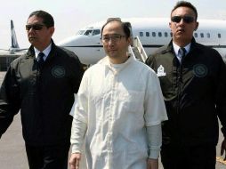 Ye Gon (c) asegura que optó por guardar todo el dinero en efectivo en su casa debido a su desconfianza en la economía, temiendo una devaluación de la moneda como la ocurrida en 1994. AFP/ARCHIVO