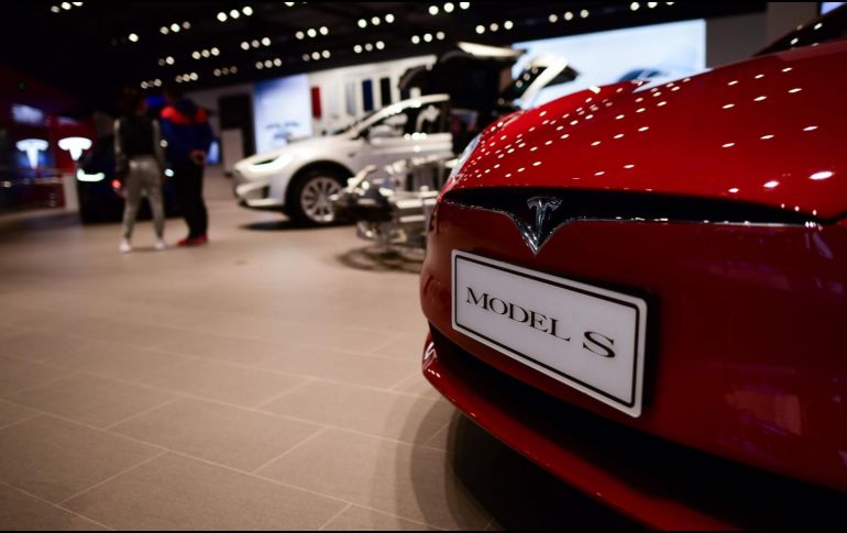 La empresa automovilística menciona que la herramienta no hace que el Tesla sea autónomo, que por el contrario necesita que el conductor esté al pendiente; así mismo, en el accidente del año pasado el conductor no tenía las manos en el volante. AFP / ARCHIVO