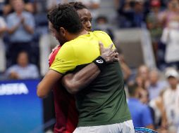 Matteo Berrettini (d) y Gael Monfils se felicitan mutuamente tras el encuentro. EFE/J. Mabamglo