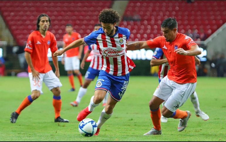 Los aficionados corearon la renuncia de Tomás Boy después de la pésima actuación del equipo tapatío. SUN