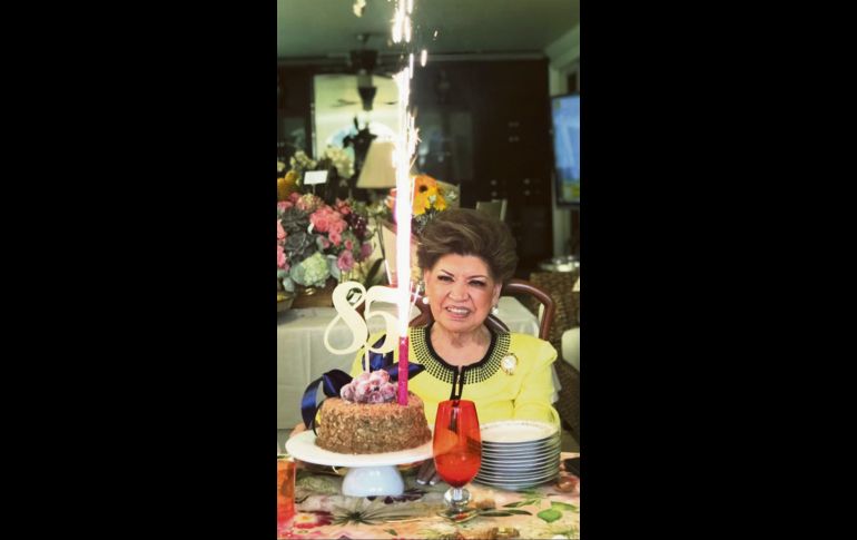 La entusiasta Anita de Célis festejando su cumpleaños. 