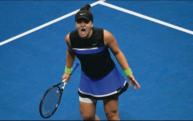 La canadiense Bianca Andreescu festeja tras conseguir su pase a la antesala de la Final. AFP